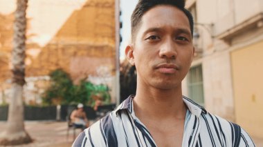 Yaklaş, genç adam kameraya bakıp gülümse.