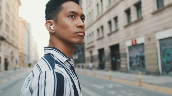 Junger Mann Hört Musik Während Auf Kreuzweg Steht — Stockfoto