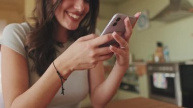 Akıllı telefonundaki fotoğraflara ve videolara göz gezdirirken kızın ellerini yakın plan çek.