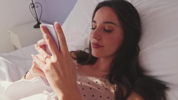Kapat Genç Bayan Akıllı Telefonunu Kullanıyor Sabah Uyandıktan Sonra Yatağa — Stok video