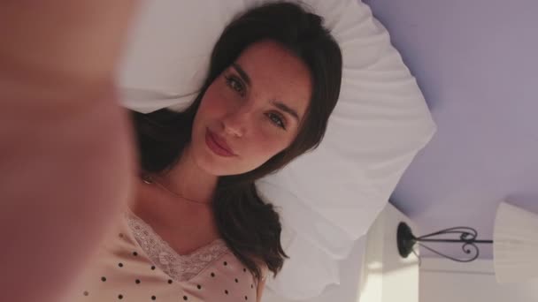 靠近点 年轻美丽女人躺在床上的清晨自拍 顶部视图 — 图库视频影像