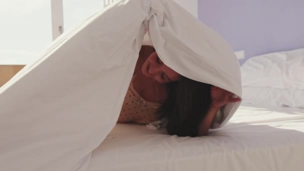 Yakın Plan Mutlu Kız Yatakta Poz Veriyor Gülen Kız Yorganın — Stok video