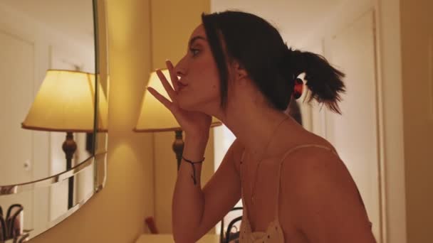 Närbild Ung Kvinna Sätta Smink När Står Framför Spegeln — Stockvideo