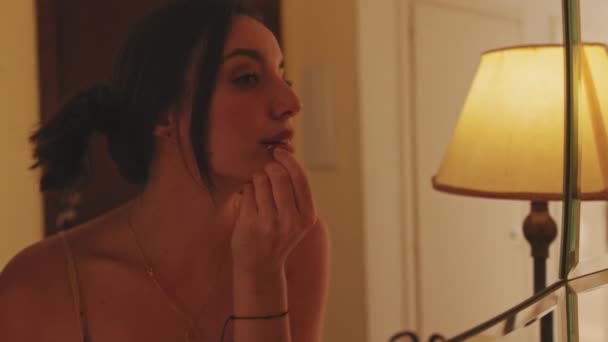 Zbliżenie Młoda Kobieta Nakłada Makijaż Stojąc Przed Lustrem — Wideo stockowe