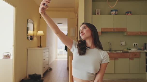 Ung Kvinna Poserar För Selfie Foto Medan Sitter Köket — Stockvideo