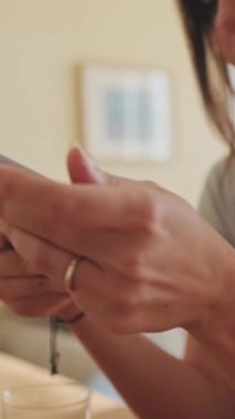 VERTICAL VIDEO, akıllı telefonundaki fotoğraflara ve videolara göz atan kızların yakın çekim görüntüleri.
