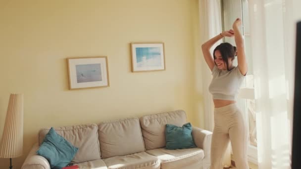 Młoda Piękna Kobieta Tańczy Domu Świętuje Weekend Bawi Się Ruch — Wideo stockowe