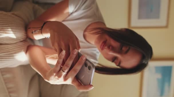 Vidéo Verticale Gros Plan Des Mains Jeune Femme Utilisant Téléphone — Video