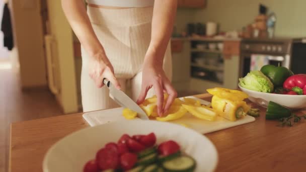 Close Mãos Mulher Jovem Cortando Pimentas Fazendo Salada Casa Cozinha — Vídeo de Stock