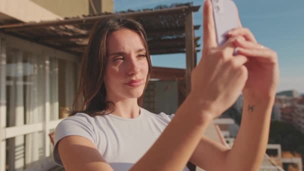 Mujer Joven Toma Fotos Teléfono Móvil Mientras Está Pie Balcón — Vídeos de Stock