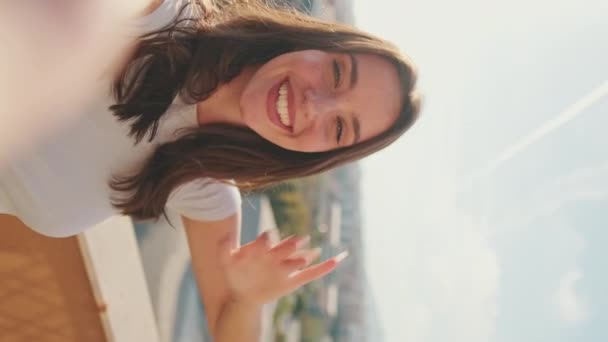 Vertisk Video Närbild Ung Kvinna Gör Videosamtal Hand Hälsning När — Stockvideo