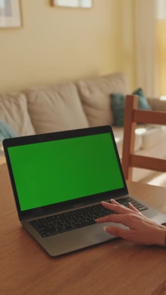 Vertical Video Młoda Kobieta Pracująca Nad Laptopem Zielonym Ekranem Chroma — Wideo stockowe