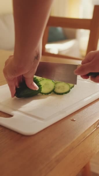 Vertische Video Close Van Handen Van Jonge Vrouw Snijden Komkommers — Stockvideo