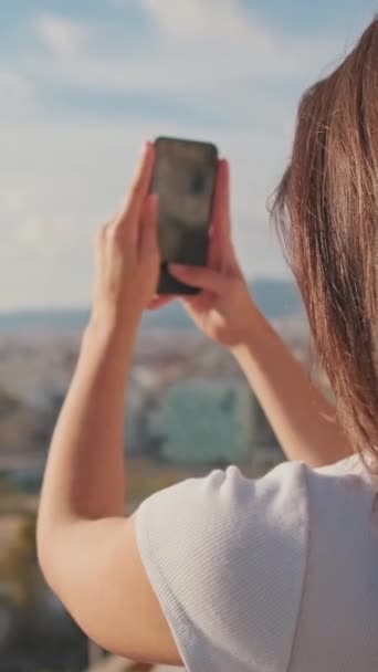 Video Vertical Cerca Mujer Joven Toma Fotos Teléfono Móvil Mientras — Vídeo de stock