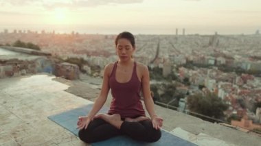 Eski kasaba geçmişini düşünen bir kız.