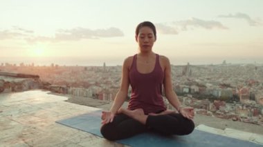 Eski kasaba geçmişini düşünen bir kız.