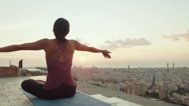 Junge Frau Ganzkörperanzug Praktiziert Yoga Bei Sonnenaufgang Aussichtspunkt Rückseite — Stockvideo