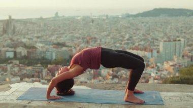 Köprü kuran kadın yoga yapıyor.