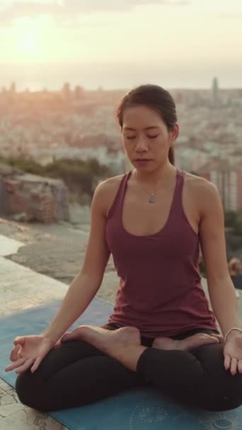 Vertical Video Dívka Meditující Staré Město Pozadí — Stock video