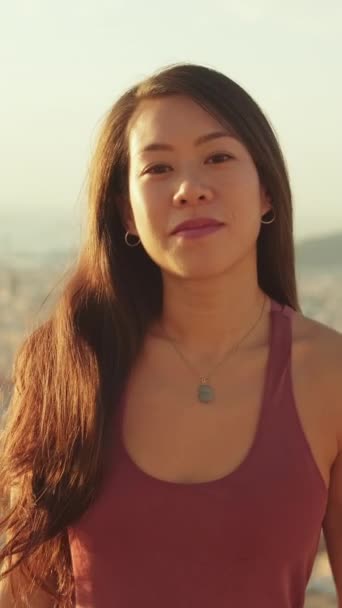 Vertical Video Junge Lächelnde Frau Verschränkt Die Arme Und Blickt — Stockvideo