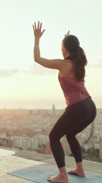 Kız Şafak Vakti Gözetleme Noktasında Amuda Kalkmak Için Yoga Yapıyor — Stok video