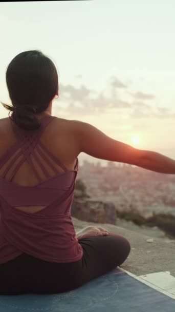 Vertical Video Mladá Žena Kombinézách Cvičí Jógu Při Východu Slunce — Stock video