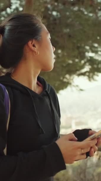 Video Vertical Mujer Joven Para Camino Parque Con Teléfono Móvil — Vídeo de stock