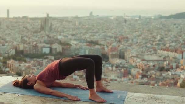Молодая Женщина Практикует Йогу Поднимая Таз Лежа Коврике Смотровой Площадке — стоковое видео