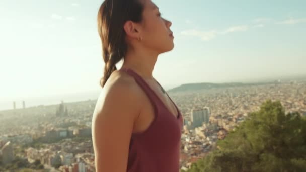 Gros Plan Jeune Femme Faisant Sport Fille Sautant Sur Terrasse — Video