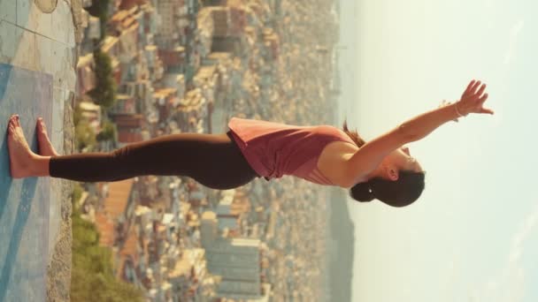 Vidéo Verticale Femme Faisant Yoga Extérieur Levant Les Bras Dessus — Video