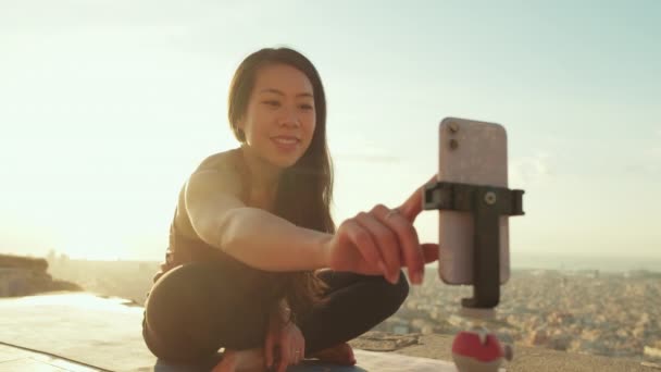 Profesora Joven Comienza Transmisión Vivo Smartphone Para Clase Yoga Sentada — Vídeos de Stock