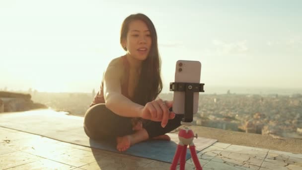Meisje Installeert Mobiele Telefoon Statief Yoga Online Beginnen Onderwijzen — Stockvideo