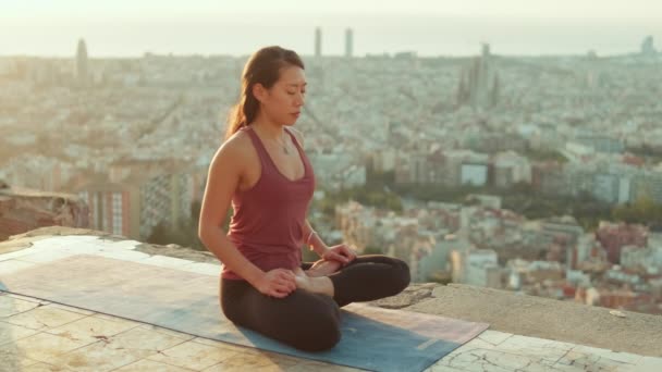 Junge Frau Meditiert Während Sie Lotusposition Auf Der Aussichtsplattform Sitzt — Stockvideo