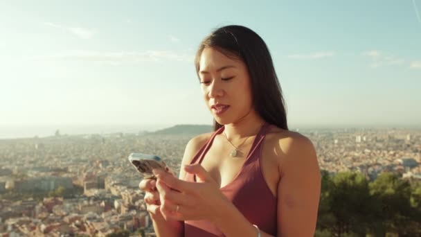 Heureuse Femme Athlétique Utilisant Téléphone Portable Tout Tenant Belvédère — Video