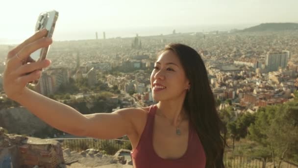 Щаслива Атлетична Жінка Бере Селфі Мобільний Телефон Стоячи Точці Огляду — стокове відео