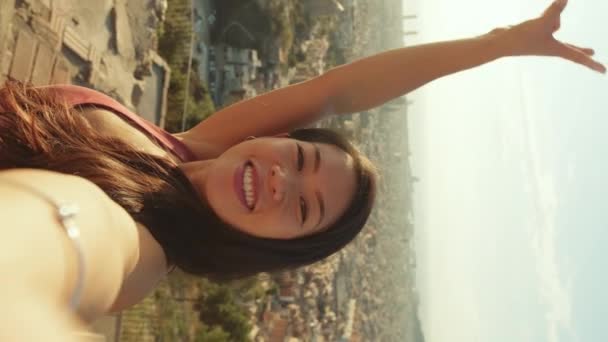 Vertical Video Šťastná Atletická Žena Selfie Mobilním Telefonu Zatímco Stojí — Stock video