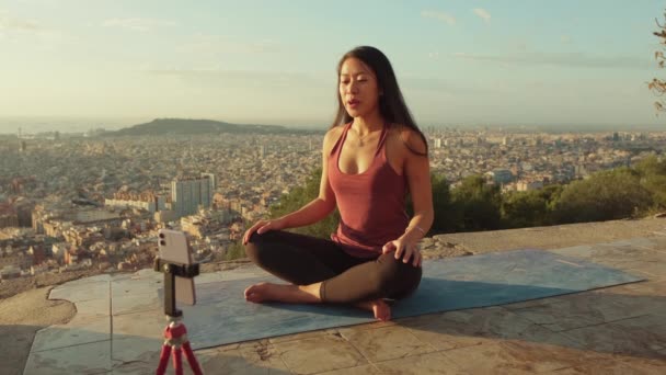 Jonge Vrouw Geven Yoga Masterclass Met Behulp Van Mobiele Telefoon — Stockvideo