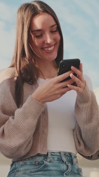 Усміхнена Студентка Сидить Біля Будівлі Університету Використовує Мобільний Телефон — стокове відео