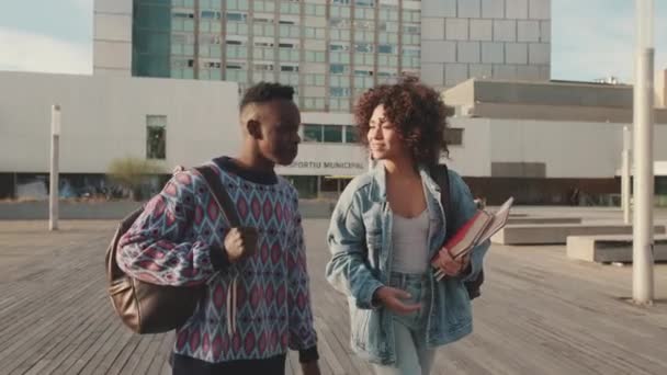 Guy Lány Diákok Sétálnak Utcán Beszélgetnek — Stock videók