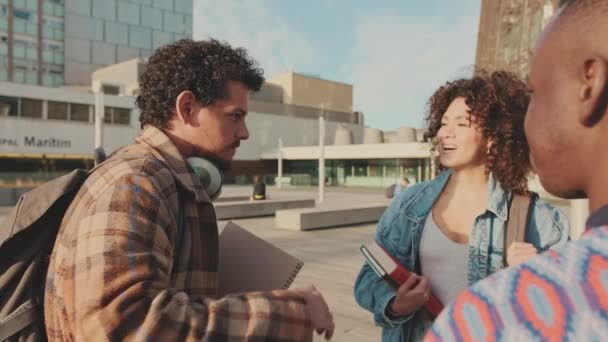 Four Young Students Stand Sunny Street Communicating Sharing Stories — Vídeo de Stock
