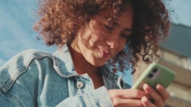 Portrait Happy Girl Typing Social Media Message Her Mobile Phone — Vídeos de Stock