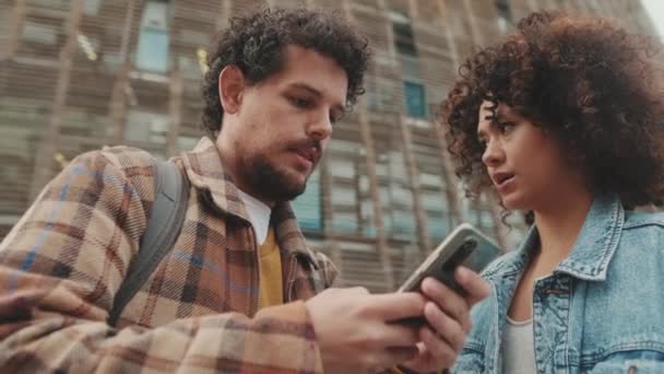 Close Student Couple Talking Using Smartphone — Vídeos de Stock
