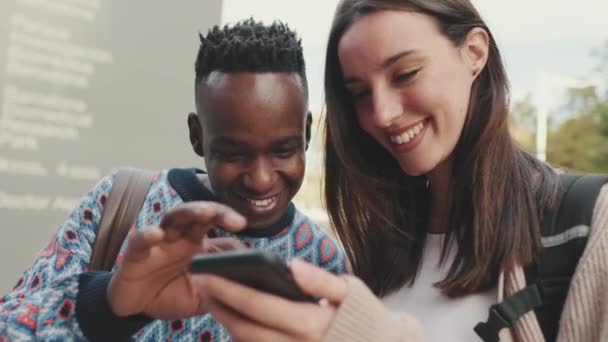 Close Guy Girl Talking Each Other Using Mobile Phone — Stock videók