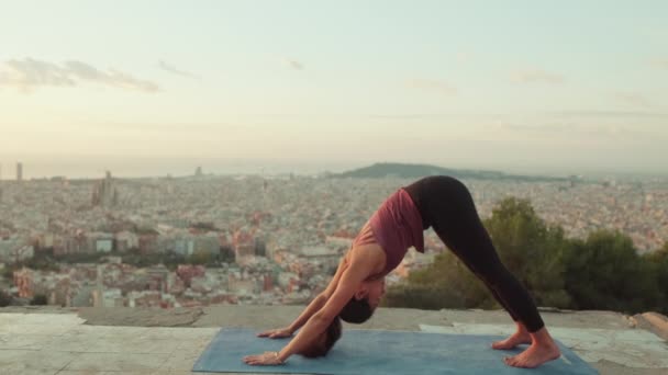 Mujer Joven Practica Yoga Amanecer Plataforma Observación Chica Pose Adho — Vídeo de stock