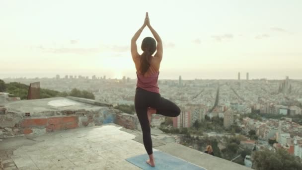 Mädchen Übt Yoga Steht Auf Einem Bein Aussichtspunkt Der Morgendämmerung — Stockvideo