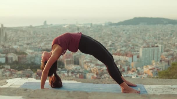 Frau Brückenpose Praktiziert Yoga — Stockvideo