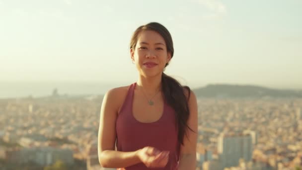 Wanita Muda Tersenyum Dan Melihat Arah Kamera Sambil Berdiri Dek — Stok Video