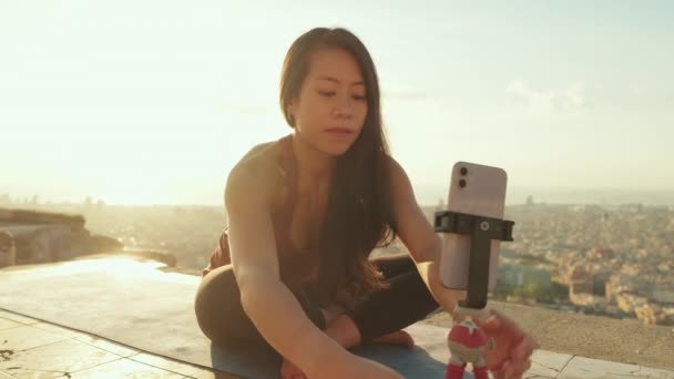 Jonge Vrouw Leraar Begint Live Streaming Smartphone Voor Yoga Les — Stockvideo