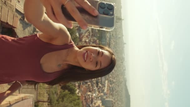 Vertical Video Šťastná Atletická Žena Selfie Mobilním Telefonu Zatímco Stojí — Stock video