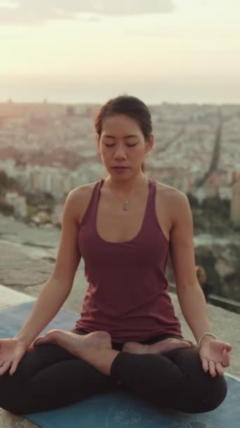 Vertical Video Dívka Meditující Staré Město Pozadí — Stock video